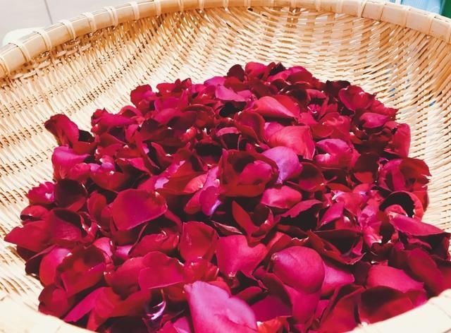 玫瑰|香气四溢的自制玫瑰鲜花饼，软糯酥香清甜，据说还是低糖低卡的