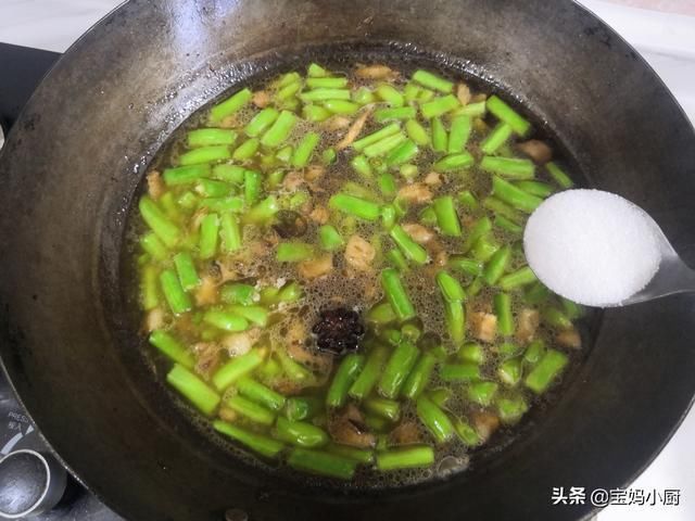 焖饭|夏季厨房热，宝妈给家人做营养一锅出，有肉有菜有主食，太香了