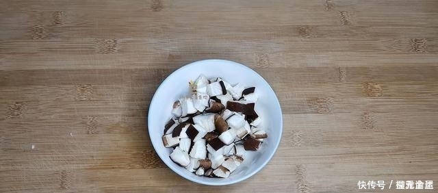 米饭|早餐我用剩饭做5色炒饭，上桌惊艳了全家，孩子真想天天吃剩饭