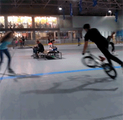 |搞笑GIF:对不起了兄弟 我真不是故意的