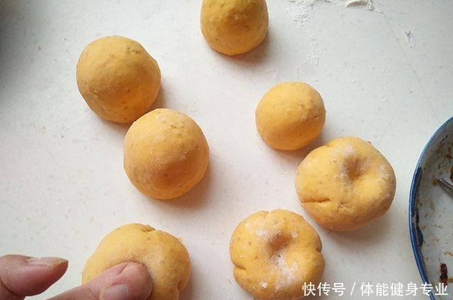 入秋蒸包子，我迷上这馅料，无需加糖自带香甜，比豆沙包好吃