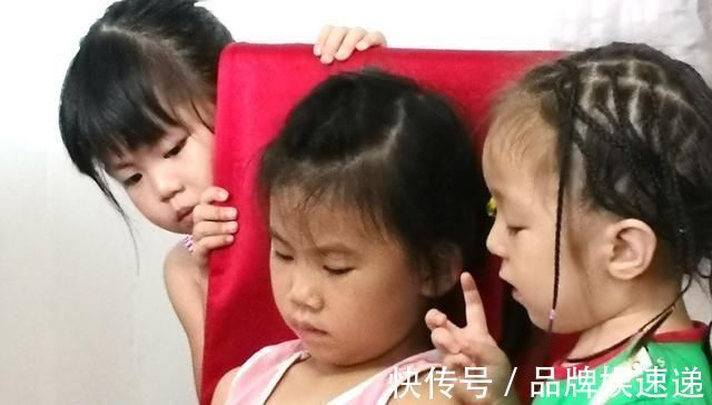 手机|“妈妈我能玩一下手机吗”父母2种回答,决定了孩子不同的人生