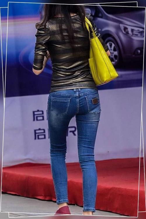 小蛮腰 牛仔裤使整个人气场全开,展现出独特风格,轻松穿出性感身段