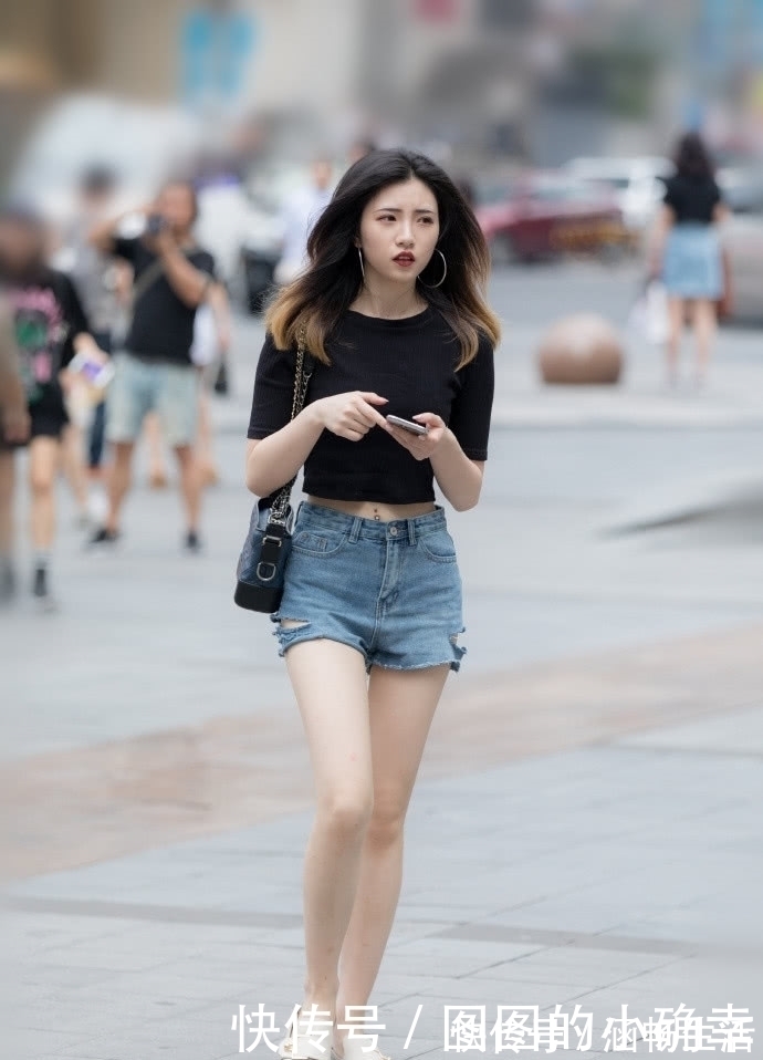 紧身|街拍:女孩穿着紧身短裙,一头黑色长发,有种邻家女孩的气质!