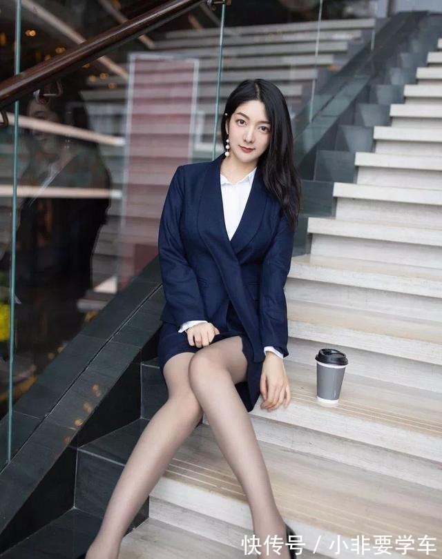 职业套装裙 深蓝色职业套装裙内搭白衬衫,精简干练,潇洒自信!
