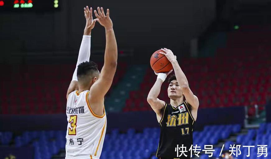 cb狂胜34分!广厦3星62+15打疯了,CBA黑马原形毕露,9连胜后4连败