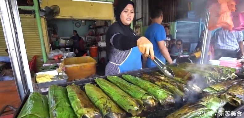 抢断|大婶巷口卖“祖传”小吃,12元一条抢断货,顾客:每天能吃5条!