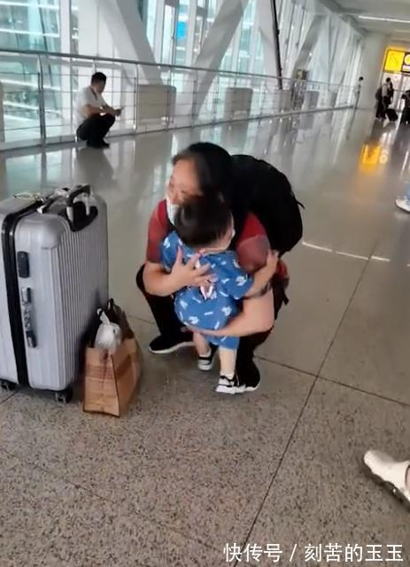 亲昵感|湖北一萌娃半年没见外婆,见到外婆兴奋得跺脚转圈