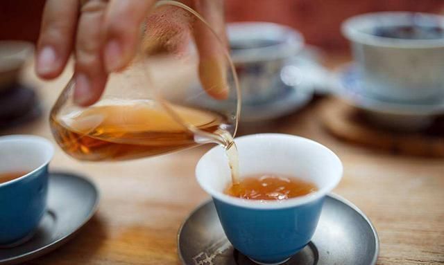 胎儿|孕期喝水有讲究,想让羊水清澈胎儿发育更好,要避开这些饮水误区