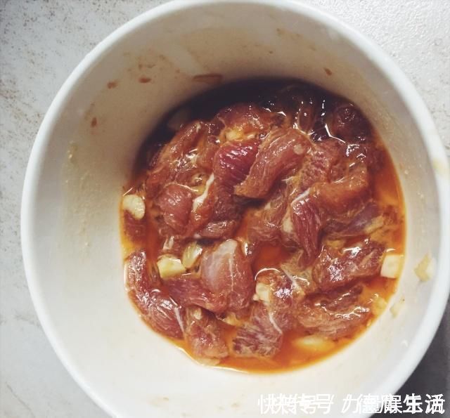 淀粉|炒肉时,别再用淀粉腌制了,改用“它”,肉更香更嫩滑