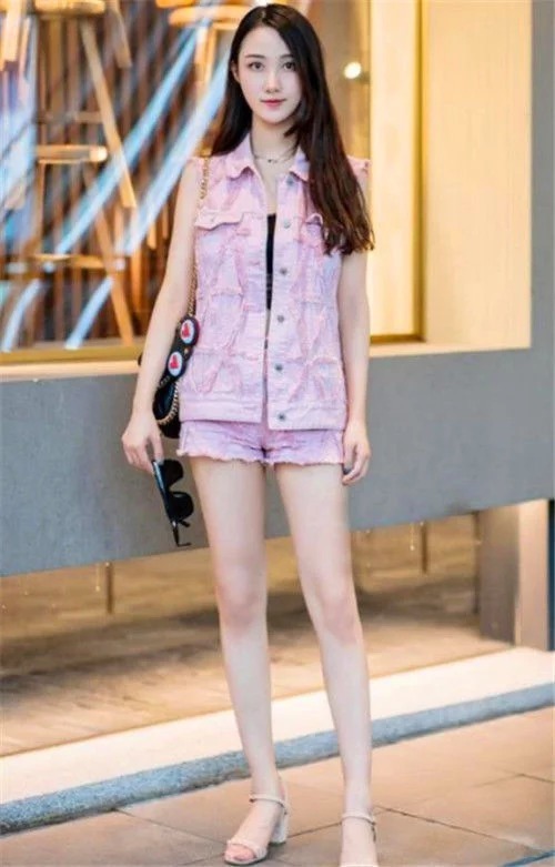 街拍:逛街同行的姐妹花,皮肤白皙,大长腿吸睛无数