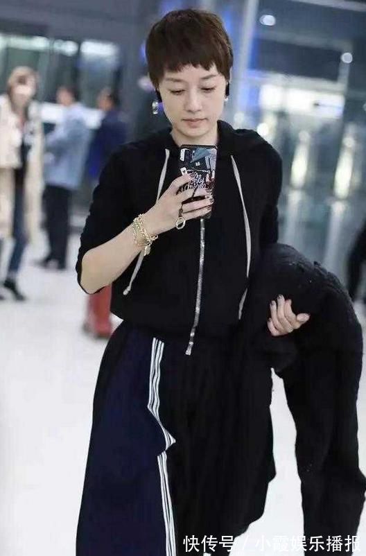 黑色|马伊琍“潮”起来不得了,卫衣配拼接裙洋气又个性,阴阳鞋更吸睛