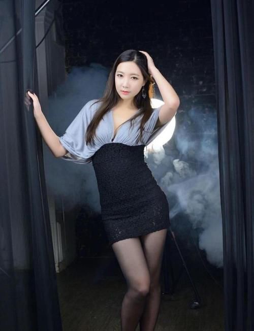 包臀裙|黑丝搭配漆墨包臀裙, 妥妥的女王范, 美足盛宴你心动了吗？