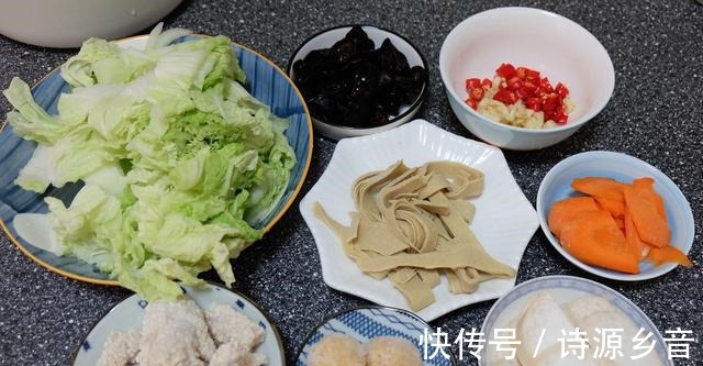 北方人爱吃一锅炖,食材丰富做法简单,自己炖一锅当午饭也不错!