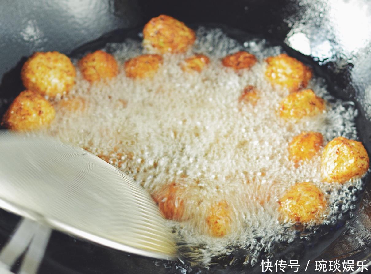 炸萝卜丸子,别只知道加鸡蛋,这2样食材不能少,个个蓬松酥脆