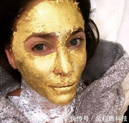护肤 女子年近五十岁,追求极致保养,护肤都是用的黄金面膜