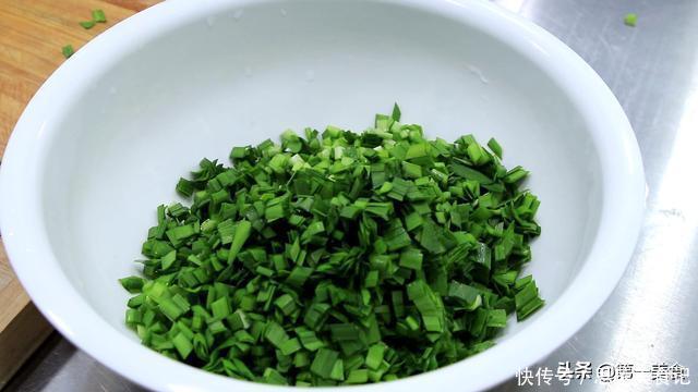 韭菜煎饼这做法就是好,香嫩可口,我隔三差五都给家人做着吃