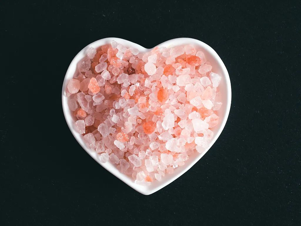 食盐|家庭用盐怎么选？无碘盐、低钠盐、玫瑰盐、加钙盐 很多人没选对！