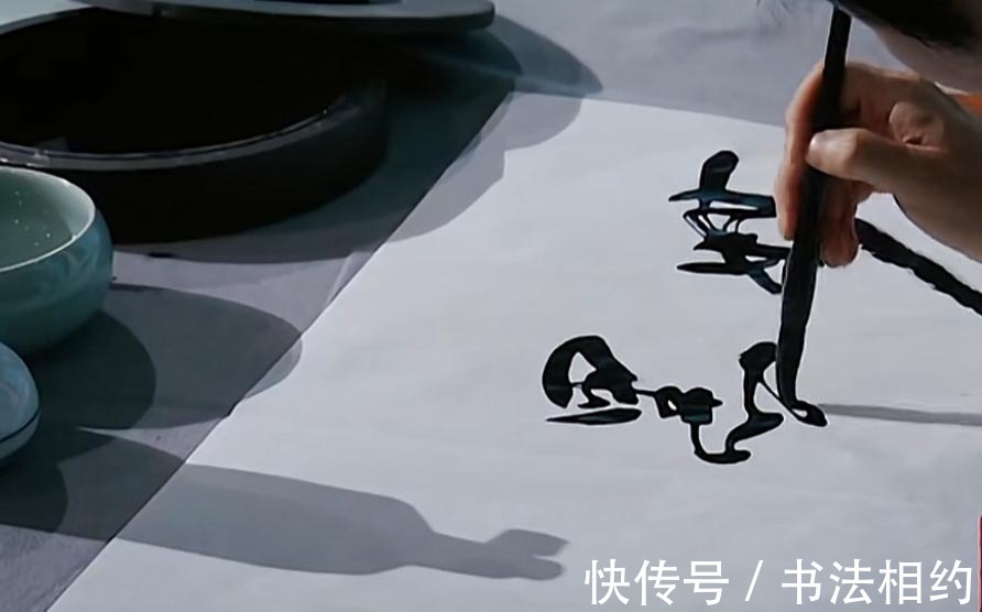 精绝#李玉刚秀书法,潇洒俊朗,行云流水,字如其人,网友:这是功夫字