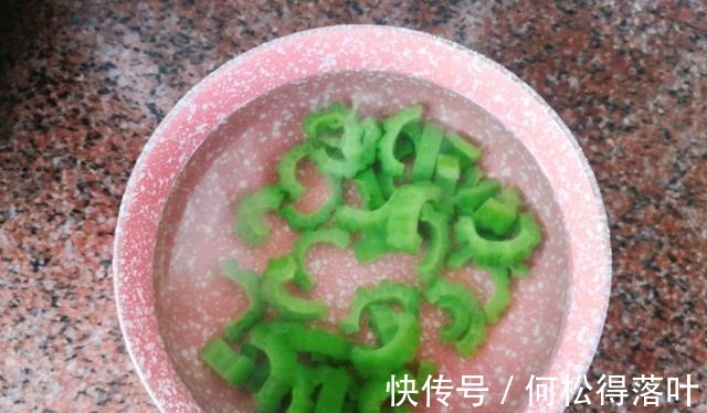 炒制|苦瓜跟鸡蛋一起炒,不苦还下饭,营养又美味!