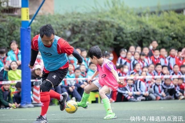 营造大运氛围 成都一小学举行父子对决足球赛