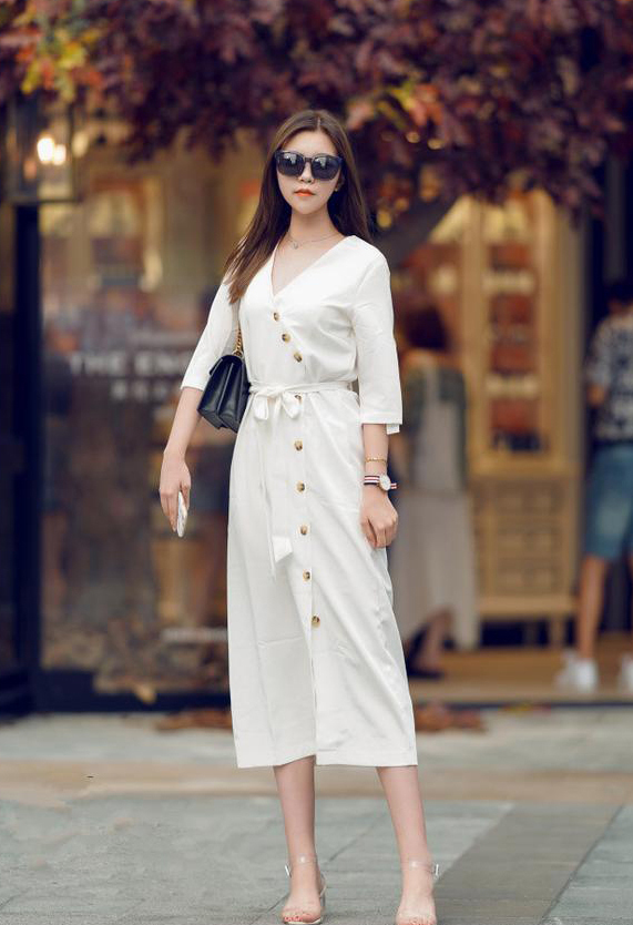 优雅|街拍:蓝白格子风衣穿出了美女优雅的气质,很有魅力