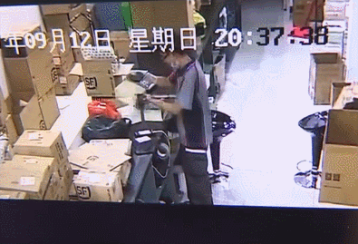 盗窃|价值34万的手表发快递,收到时只剩空盒,收件人:包裹上发现猫腻
