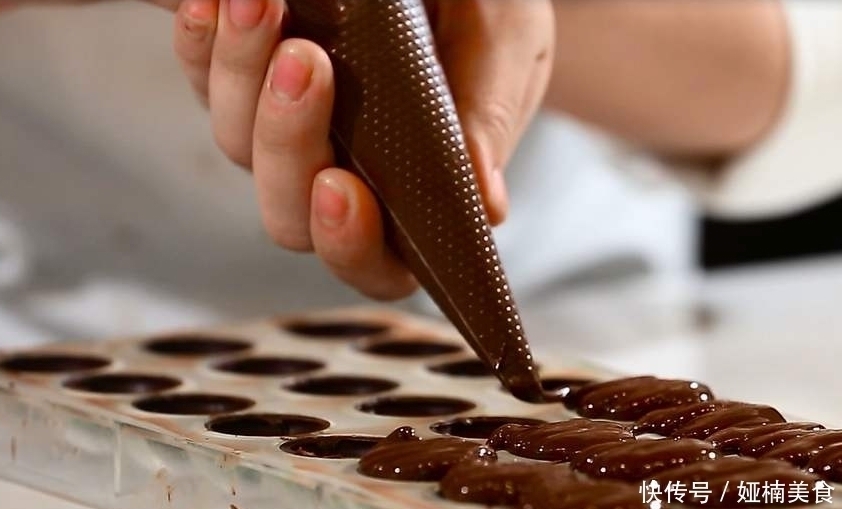 巧克力的“凹槽”是干什么的?一直以为是方便掰开,弄错这么久