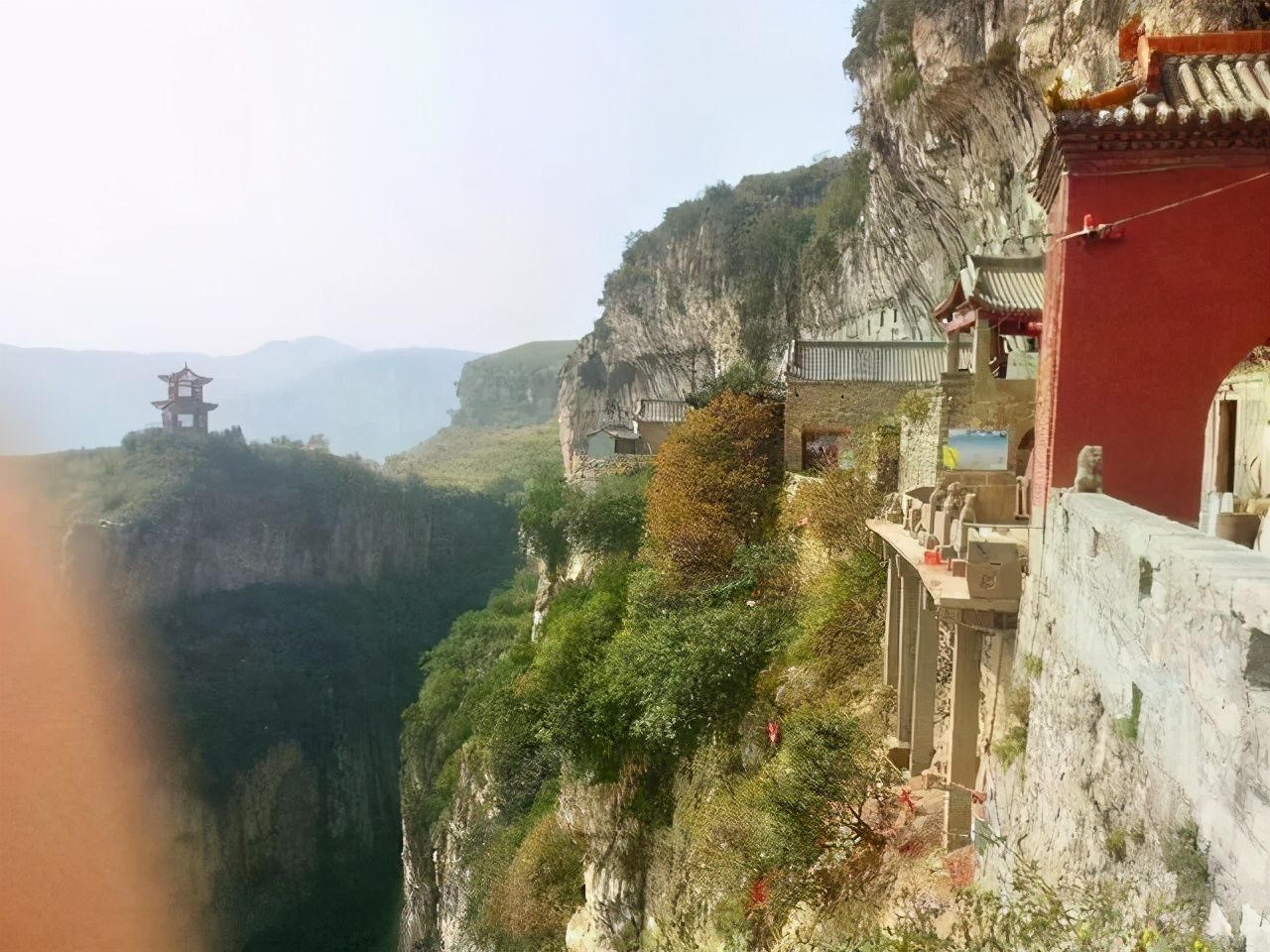  悬崖|太行深处的悬崖古寺，凿了60多年才建成，至今已有400年历史