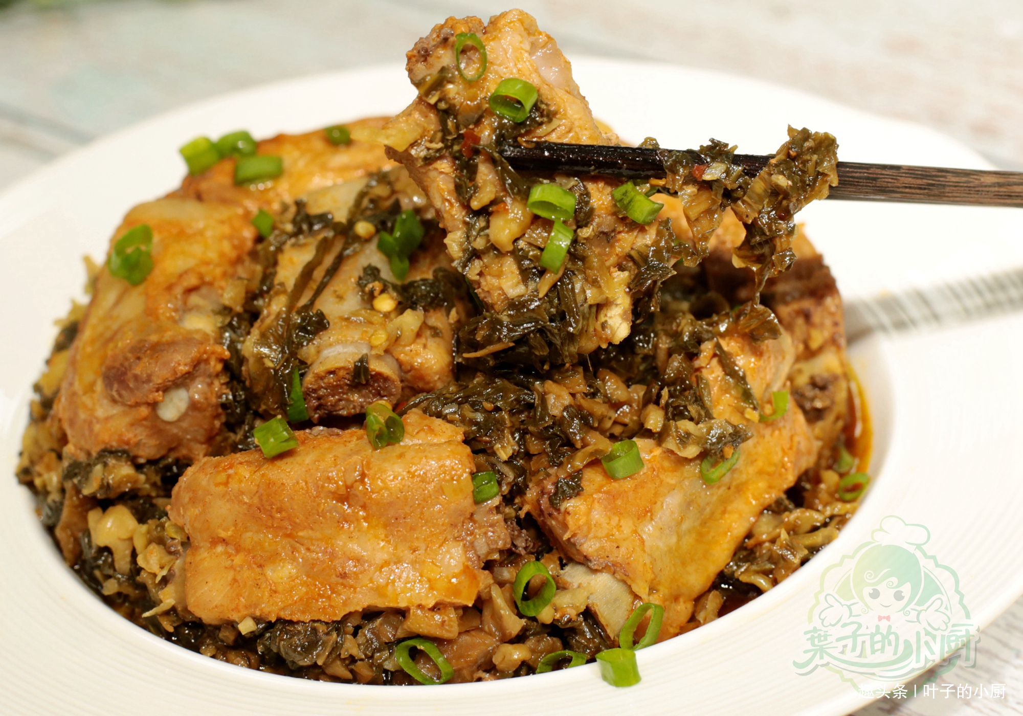 做排骨,很多人都用“传统”方法烧,油多还不香,教您好吃的秘诀