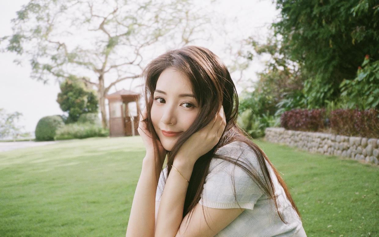 穿搭|方媛不愧是“天王嫂”,日常出行穿baby蓝色针织套装,温柔又减龄