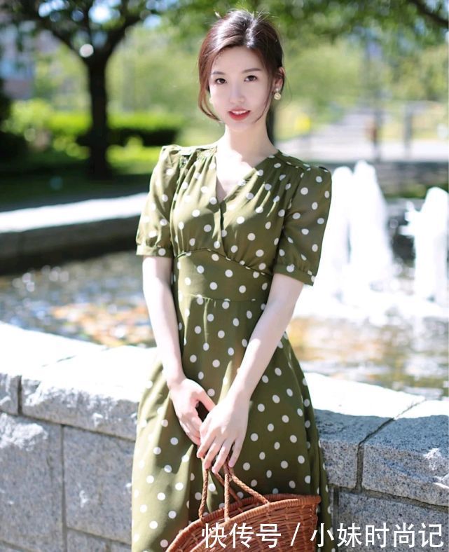 时尚博主|35岁后的女子穿什么才好看?优雅浪漫的穿搭就很精致,魅力四射