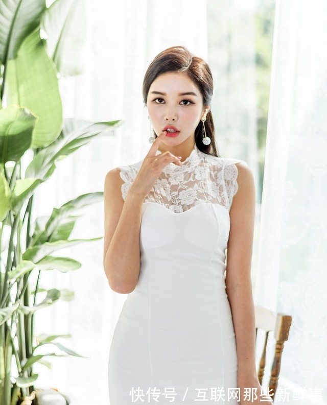 女人味 白色的连衣裙简约时尚,脚上一双高跟鞋,简约大方又不失女人味!