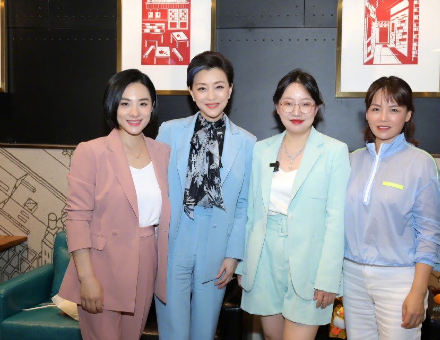 黑色西装|杨澜的气质太高级,简约黑西装也能穿出高级感,也就她有这气场