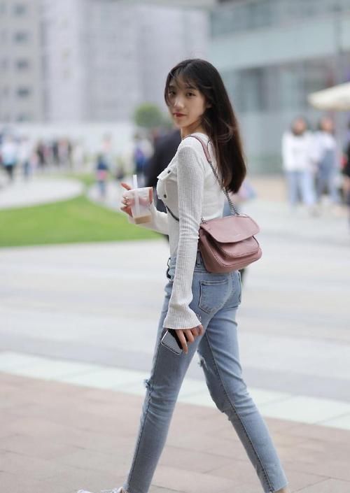 小姐姐搭配牛仔裤,装扮出自然美感,简约风向你袭来