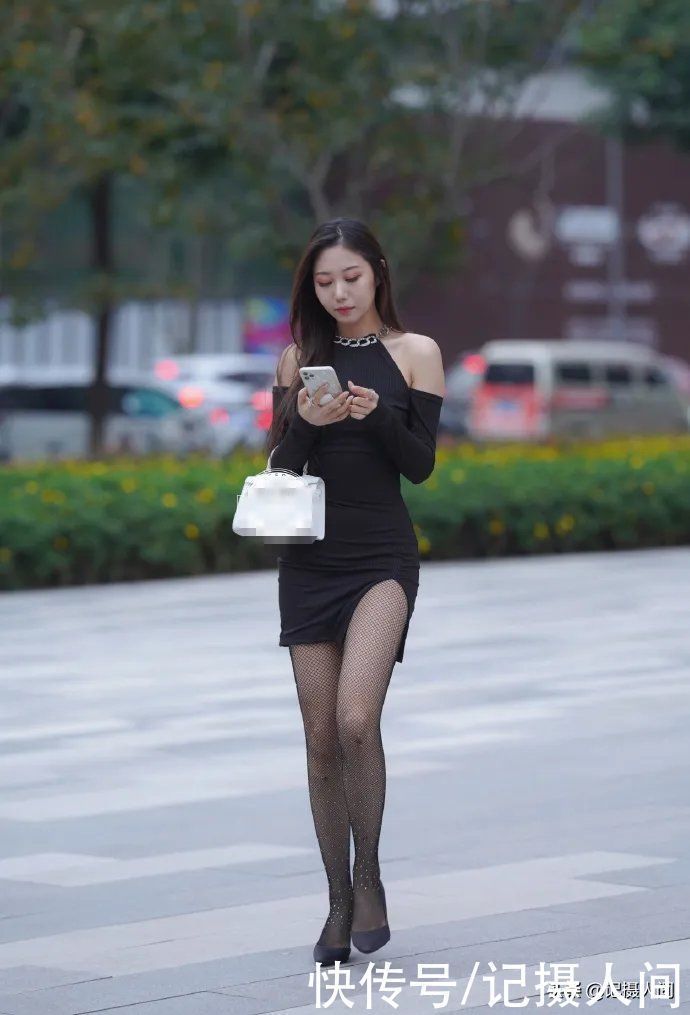 高跟鞋|街拍组图:女孩露肩裙搭配高跟鞋,挡不住的心动感觉