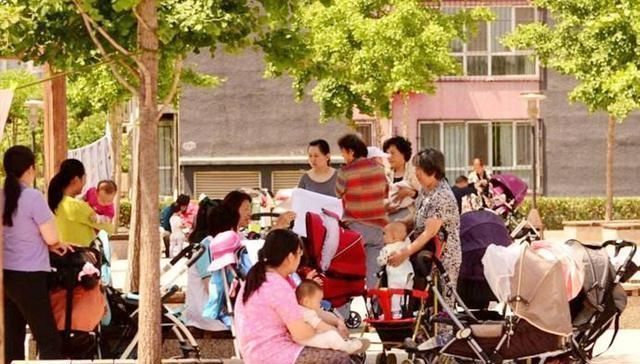 老一辈|双胞胎姐妹,一个妈妈带一个奶奶带,一年后两人差距不止一点点