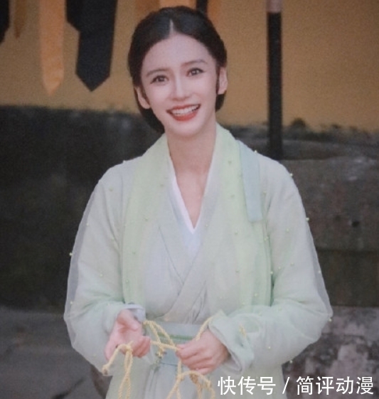 萌探|Angelababy加盟《萌探》,青蛇造型曝光,手拿团扇美得让人心动