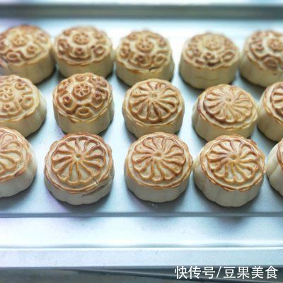 月饼|简单快手又下饭的豆沙馅广式月饼，吃起来那叫一个香