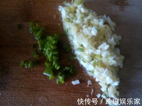 肉丝|此三种一起炒,3分钟就出锅,常吃眼睛明亮,拌米饭特别香