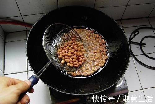 炸花生米时,出锅后别只傻傻的放盐,多加“这一样”,美味翻倍