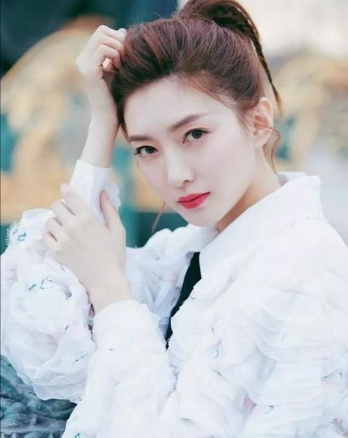 脸上有这3处“特征”的女生,并不适合留刘海,露出五官更女神