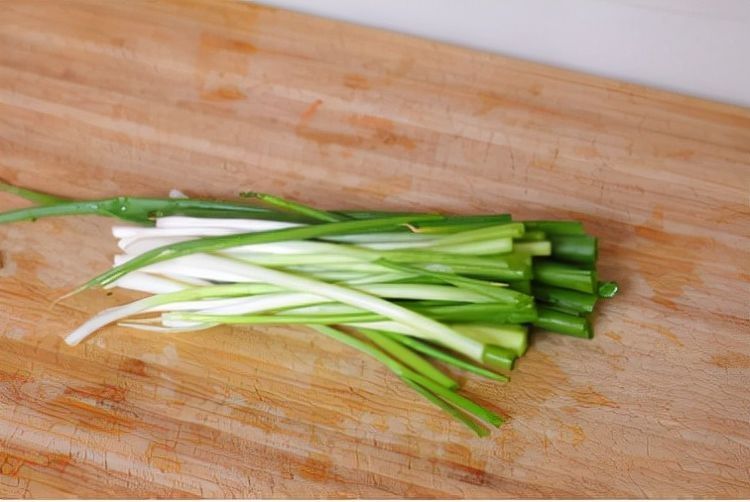 自己在家也能做葱油饼,做法简单易学,又香又脆