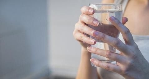 人体健康|早晨空腹喝水很“养生”？专家说：不留意3点，喝了也相当于没喝