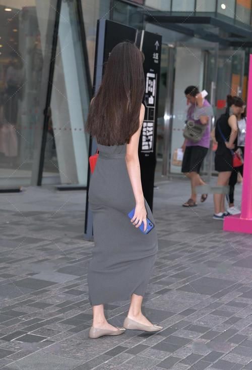 20来岁的美妞，却穿套50岁的贵妇裙，越看越老气