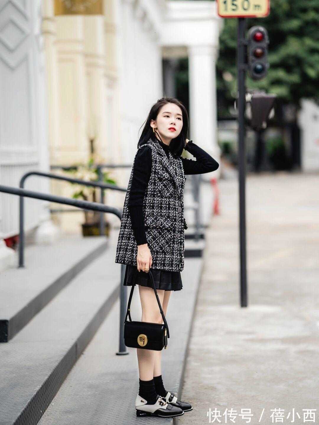 小香风|秋季如何穿才优雅又时髦?建议穿小香风外套,搭配半身裙知性高级