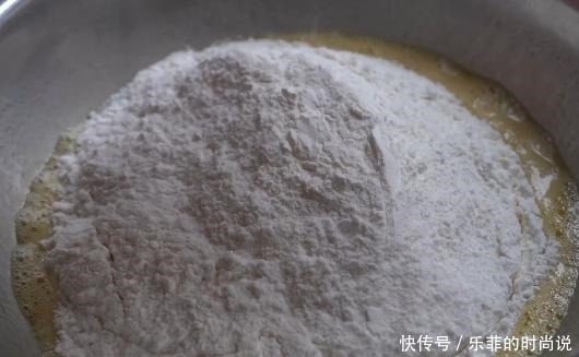 面粉|3个鸡蛋1碗面粉，你最想不到的做法，比油条简单，比油饼好吃