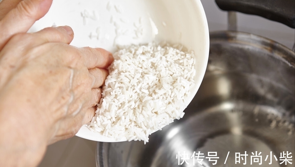 家常|家常煮米饭,直接加水下锅是错的,牢记2个窍门,米饭更香更软糯