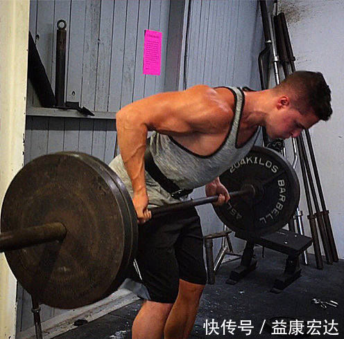 更上一层楼|健身撸铁11年,打造了一副夸张地“背阔肌”极具视觉冲击