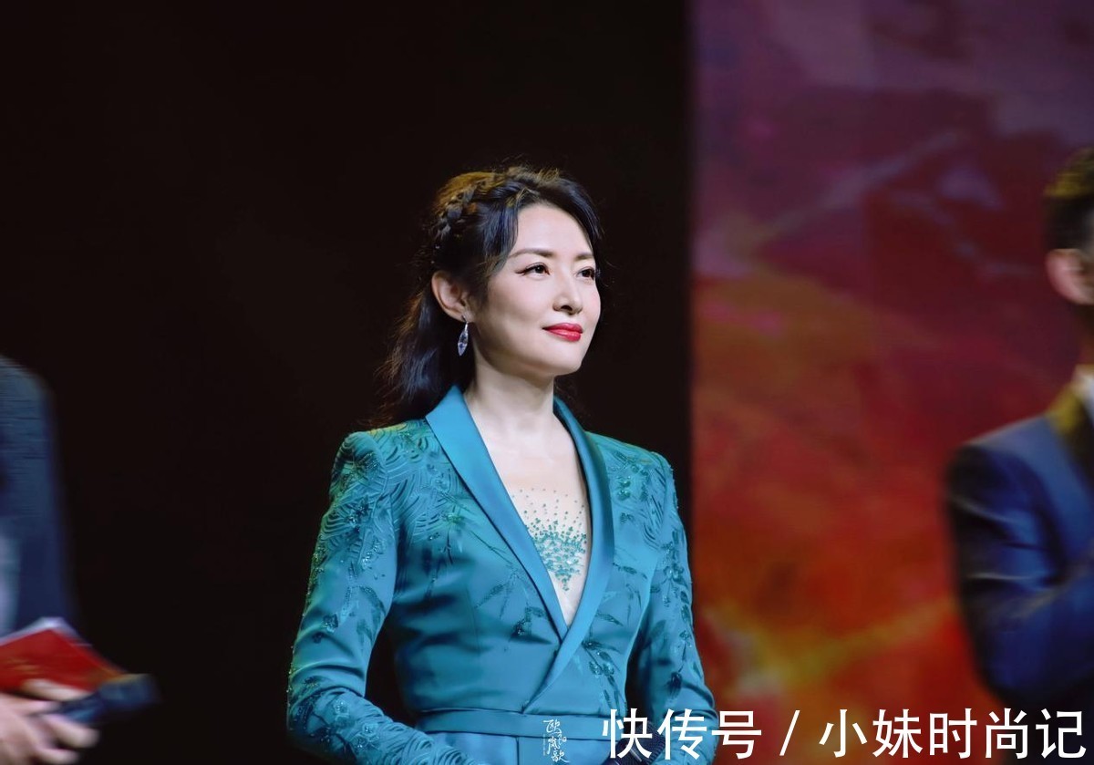 西服套装|周涛才是真女神!53岁穿青色渐变礼裙气质倾城,冠绝一众女星